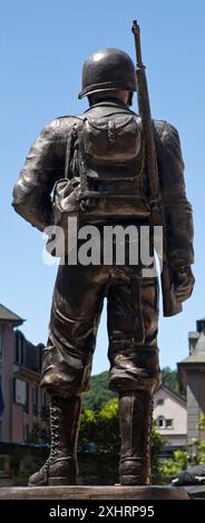 GI Soldier von hinten, Befreiungsdenkmal von Frank Kieffer Asselborn, Clerf oder French Clervaux, Herzogtum Luxemburg Stockfoto