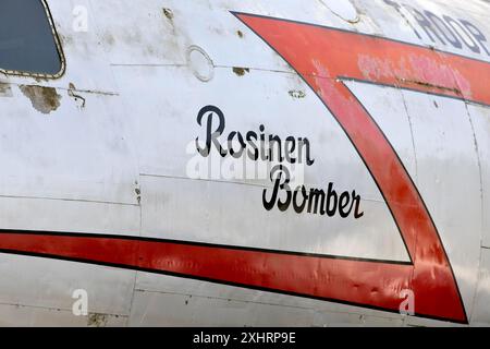 Inschrift Raisin Bomber auf einem Douglas DC-4 C-54 Flugzeug an der Luftbrücke Memorial, Frankfurt am Main, Hessen Stockfoto