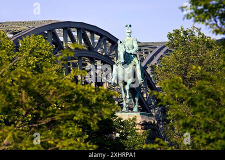 Reiterstatue Kaiser Wilhelm II. Vor der Hohenzollernbrücke, Köln, Rheinland, Nordrhein-Westfalen Stockfoto