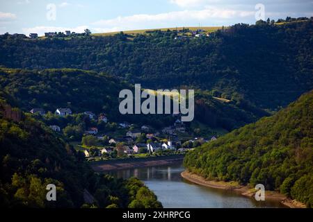 Erhöhter Blick auf den Fluss Our mit dem Dorf Stolzembourg, unserem Nationalpark, Ardennen, Islek, Oesling, Großherzogtum Luxemburg Stockfoto