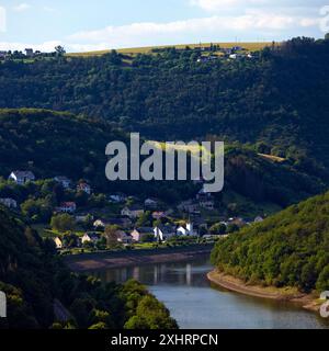 Erhöhter Blick auf den Fluss Our mit dem Dorf Stolzembourg, unserem Nationalpark, Ardennen, Islek, Oesling, Großherzogtum Luxemburg Stockfoto