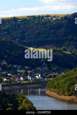 Erhöhter Blick auf den Fluss Our mit dem Dorf Stolzembourg, unserem Nationalpark, Ardennen, Islek, Oesling, Großherzogtum Luxemburg Stockfoto