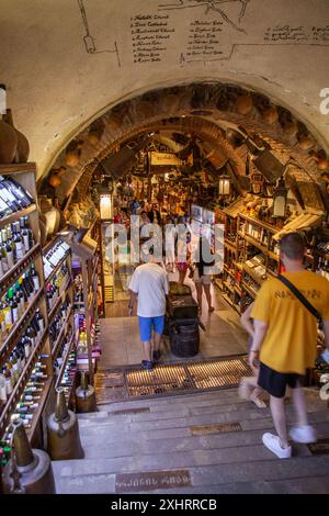 Tiflis, Georgien - 21. JUNI 2024: Im Inneren des Meidan Basars mit kleinen Geschäften, die ethnische, folkloristische und künstlerische Gegenstände verkaufen. Meidan Basar bedeutet Platz Stockfoto