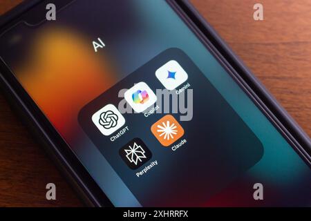 ChatGPT, Microsoft Copilot, Google Gemini, Perplexity und Claude-Symbole auf einem iPhone. Künstliche Intelligenz, generatives KI-Chatbot-Konzept Stockfoto