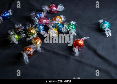 Wien, Österreich, 20. August 2022. Wunderschönes Bild mit einer Gruppe Lindt Lindor Pralinen in verschiedenen Formen, in mehrfarbigen Verpackungen. Konzept von Re Stockfoto