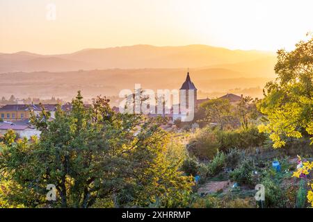 Blick auf das Dorf Bagnols in Frankreich im Herbst Stockfoto