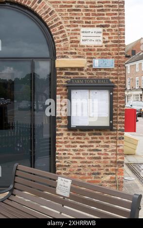 Schild auf dem Rathaus von Yarm, das die Tiefe des Hochwassers im Jahr 1771 anzeigt, North Yorkshire, England, Großbritannien Stockfoto