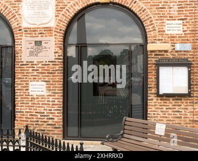 Schilder auf dem Rathaus von Yarm, die die Tiefe des Hochwassers in den Jahren 1771 und 1881 anzeigen, North Yorkshire, England, Vereinigtes Königreich Stockfoto