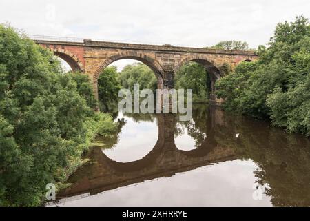 Das Eisenbahnviadukt über den Fluss Tees in Yarm, North Yorkshire, England, Großbritannien Stockfoto