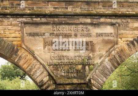 Tafel auf dem Eisenbahnviadukt von Yarm mit den Ingenieuren und Bauunternehmern, die es gebaut haben, in Yarm, North Yorkshire, England, Vereinigtes Königreich Stockfoto