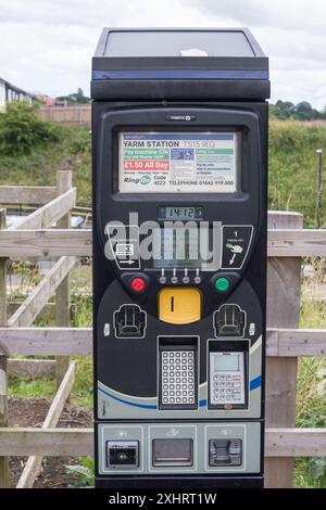 Ein solarbetriebener Parkscheinautomat von Metric am Bahnhof Yarm, North Yorkshire, England, Großbritannien Stockfoto