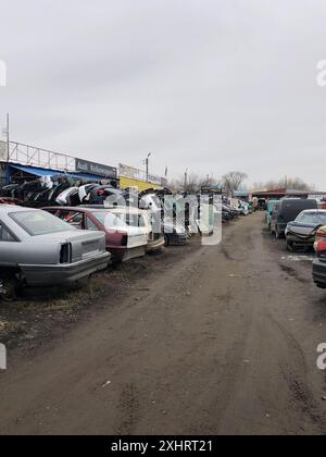 16.03.2024, Ukraine, Charkow, zerquetschte Autos stapelten sich zum Recycling. Stockfoto