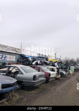 16.03.2024, Ukraine, Charkow, zerquetschte Autos stapelten sich zum Recycling. Stockfoto