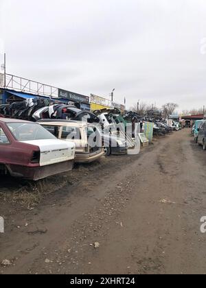 16.03.2024, Ukraine, Charkow, zerquetschte Autos stapelten sich zum Recycling. Stockfoto