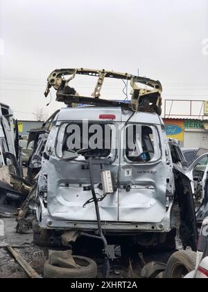 16.03.2024, Ukraine, Charkow, zerquetschte Autos stapelten sich zum Recycling. Stockfoto