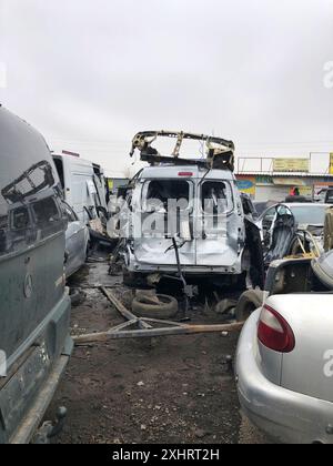 16.03.2024, Ukraine, Charkow, zerquetschte Autos stapelten sich zum Recycling. Stockfoto