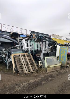 16.03.2024, Ukraine, Charkow, zerquetschte Autos stapelten sich zum Recycling. Stockfoto