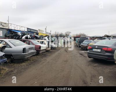 16.03.2024, Ukraine, Charkow, zerquetschte Autos stapelten sich zum Recycling. Stockfoto