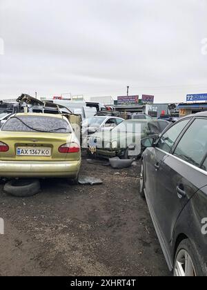 16.03.2024, Ukraine, Charkow, zerquetschte Autos stapelten sich zum Recycling. Stockfoto