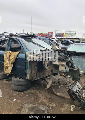16.03.2024, Ukraine, Charkow, zerquetschte Autos stapelten sich zum Recycling. Stockfoto