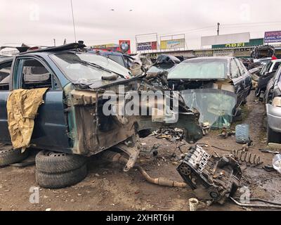 16.03.2024, Ukraine, Charkow, zerquetschte Autos stapelten sich zum Recycling. Stockfoto