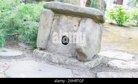 Alte Stein Megalith Megalith russland Dolmen Outdoor Wald kaukasus Tourismus alte Reise Stockfoto