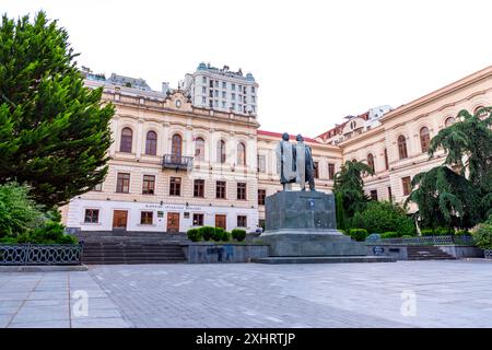 Tiflis, Georgien - 21. JUNI 2024: Statuen von Chavcavadse und Tsreteli auf der Straße Shota Rustaveli in Tiflis, Georgien. Stockfoto