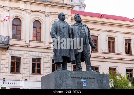 Tiflis, Georgien - 21. JUNI 2024: Statuen von Chavcavadse und Tsreteli auf der Straße Shota Rustaveli in Tiflis, Georgien. Stockfoto