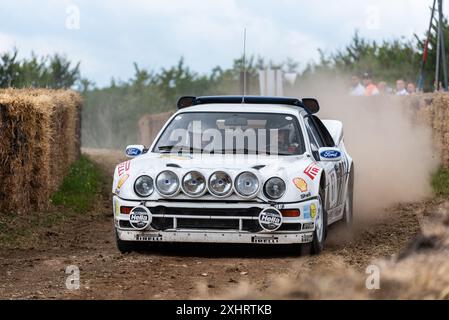 1986 Ford RS200 Evolution Group B Rallyefahrzeug auf der Rallye-Bühne beim Goodwood Festival of Speed 2024 Motorsport Event in West Sussex, Großbritannien. Stockfoto