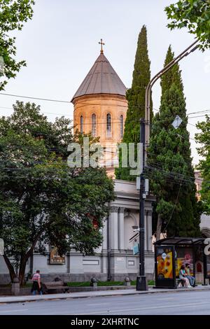 Tiflis, Georgien – 21. JUNI 2024: Die Kaschveti-Kirche St. Georg ist eine georgianische orthodoxe Kirche in Zentral-Tiflis. Stockfoto