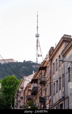 Tiflis, Georgien - 21. JUNI 2024: Der Georgia Tbilisi TV Broadcasting Tower ist ein freistehender Turm, der für Kommunikationszwecke genutzt wird Stockfoto