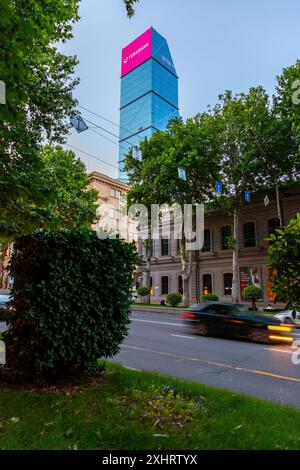 Tiflis, Georgien - 23. JUNI 2024: Gebäude rund um die U-Bahn-Station Rustaveli, wo die Rustaveli Avenue am Platz der Ersten Republik, Tbili, beginnt Stockfoto