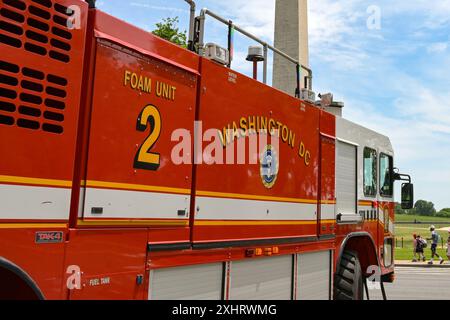 Washington DC, USA - 30. April 2024: Abzeichen an der Seite eines Schaumstoffwagens für Feuerwehrfahrzeuge des District of Columbia Fire and EMS Department. Stockfoto