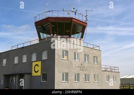 Kemble, Gloucestershire, England, Vereinigtes Königreich - 13. April 2024: Luftleitturm am Flughafen Kemble Cotswolds Stockfoto