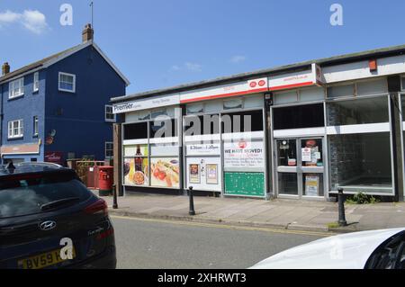 Ehemalige Premier Stores und Postfiliale in der Warren Street in Tenby. Pembrokeshire, Wales, Vereinigtes Königreich. Juni 2024. Stockfoto