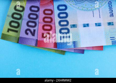 Detail mehrerer Banknoten mit 1000, 2000, 5000 und 10000 chilenischen Pesos Stockfoto