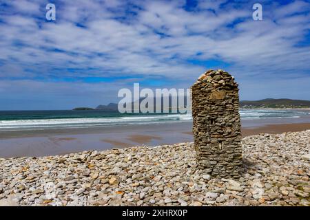 Ein kleiner, skulpturaler Turm, der von unbekanntem Schöpfer am Keel Bay Beach unterhalb von Minaun Heights auf Achill Island im County Mayo, Irland, gebaut wurde Stockfoto