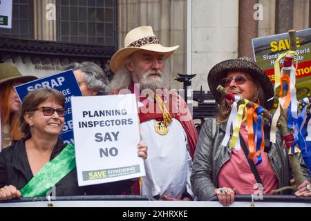 London, England, Großbritannien. Juli 2024. Die Aktivisten protestieren vor den königlichen Gerichten, während die letzte rechtliche Auseinandersetzung gegen das neue Straßen- und Tunnelprojekt in der Nähe des berühmten Stonehenge beginnt. (Kreditbild: © Vuk Valcic/ZUMA Press Wire) NUR REDAKTIONELLE VERWENDUNG! Nicht für kommerzielle ZWECKE! Stockfoto