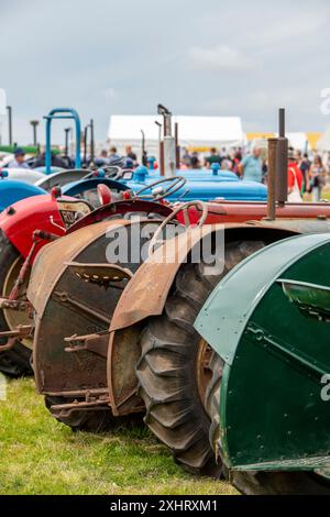 Oldtimer-Traktoren in einer Linie oder Reihe auf einer Landwirtschaftsmesse auf der isle of wight, großbritannien Stockfoto