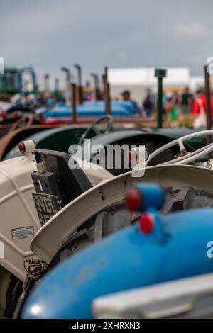 Oldtimer-Traktoren in einer Linie oder Reihe auf einer Landwirtschaftsmesse auf der isle of wight, großbritannien Stockfoto