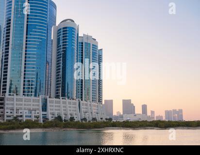 Abu Dhabi, VAE - 11. Januar 2024: Schöner Blick auf die Wolkenkratzer von Abu Dhabi. Entwickeltes Geschäfts-, Freizeit- und Unterhaltungszentrum und Abu Dhabis neues zentrales Geschäftsviertel, Al Reem Island. Stockfoto