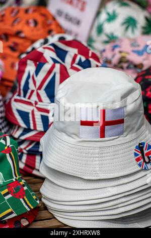 patriotische Hüte bedeckt mit Union-Jack-Mustern und Union-Flaggen-Designs. Patriotische Beanie-Hüte mit Union Jack und Kopfbedeckungen mit britischer Flagge. Stockfoto