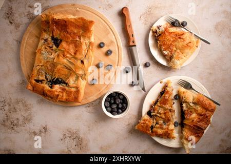 Roher Blätterteig mit Käsesahm und Heidelbeeren. Stockfoto
