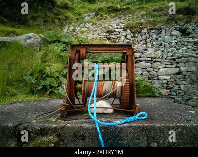 Eine alte, unbenutzte, rostige Winde am Kai von Kildavnet am Atlantic Drive, Achill Island, County Mayo, Irland Stockfoto