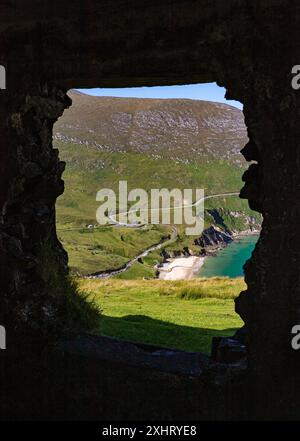 Die malerische und beliebte Keem Bay liegt unterhalb des Croaghaun Mountain vom Moyteoge Wachturm, Achill Island, County Mayo, Irland Stockfoto