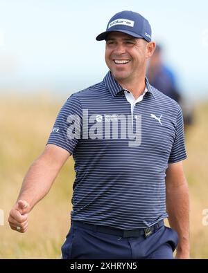 Troon, South Ayrshire, Schottland. 15. Juli 2024; Royal Troon Golf Club, Troon, South Ayrshire, Schottland; The Open Championship Practice Day; Gary Woodland Witze mit den Fans Credit: Action Plus Sports Images/Alamy Live News Stockfoto