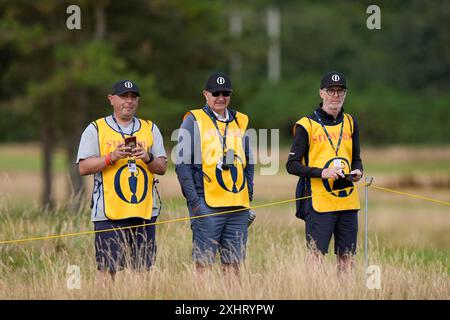 Troon, South Ayrshire, Schottland. 15. Juli 2024; Royal Troon Golf Club, Troon, South Ayrshire, Schottland; Open Championship Practice Day; Three Marshalls watch the Play Credit: Action Plus Sports Images/Alamy Live News Stockfoto