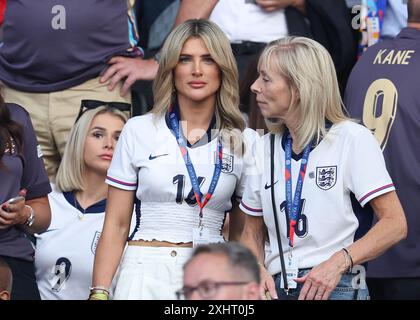 Berlin, Deutschland. Juli 2024. Aine May (C) Partner von Conor Gallagher aus England beim Endspiel der UEFA-Europameisterschaften im Olympiastadion in Berlin. Foto: Paul Terry/Sportimage Credit: Sportimage Ltd/Alamy Live News Stockfoto