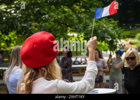 RIGA, Lettland. Juli 2024. Eine Frau schwingt die Flagge Frankreichs. Die Präsentation des „Teams Lettland“ und die Bekanntgabe der Fahnenträger der XXXIII. Olympischen Sommerspiele. Quelle: Gints Ivuskans/Alamy Live News Stockfoto