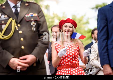 RIGA, Lettland. Juli 2024. Eine Frau schwingt die Flagge Frankreichs. Die Präsentation des „Teams Lettland“ und die Bekanntgabe der Fahnenträger der XXXIII. Olympischen Sommerspiele. Quelle: Gints Ivuskans/Alamy Live News Stockfoto